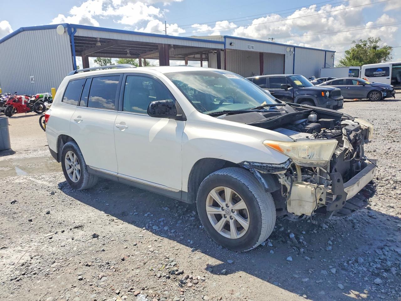 2011 Toyota Highlander Base White vin: 5TDZK3EH2BS036824