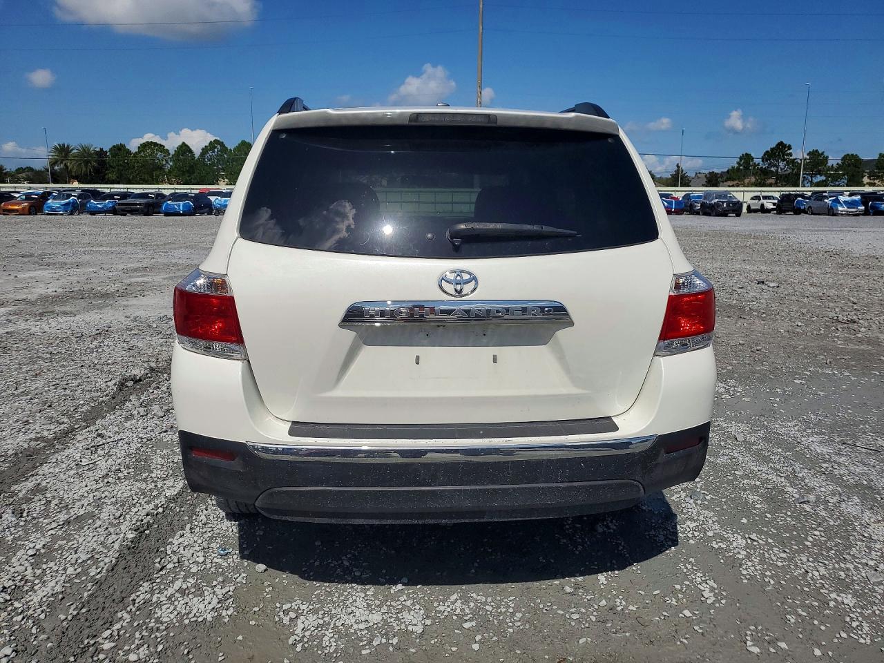 2011 Toyota Highlander Base White vin: 5TDZK3EH2BS036824