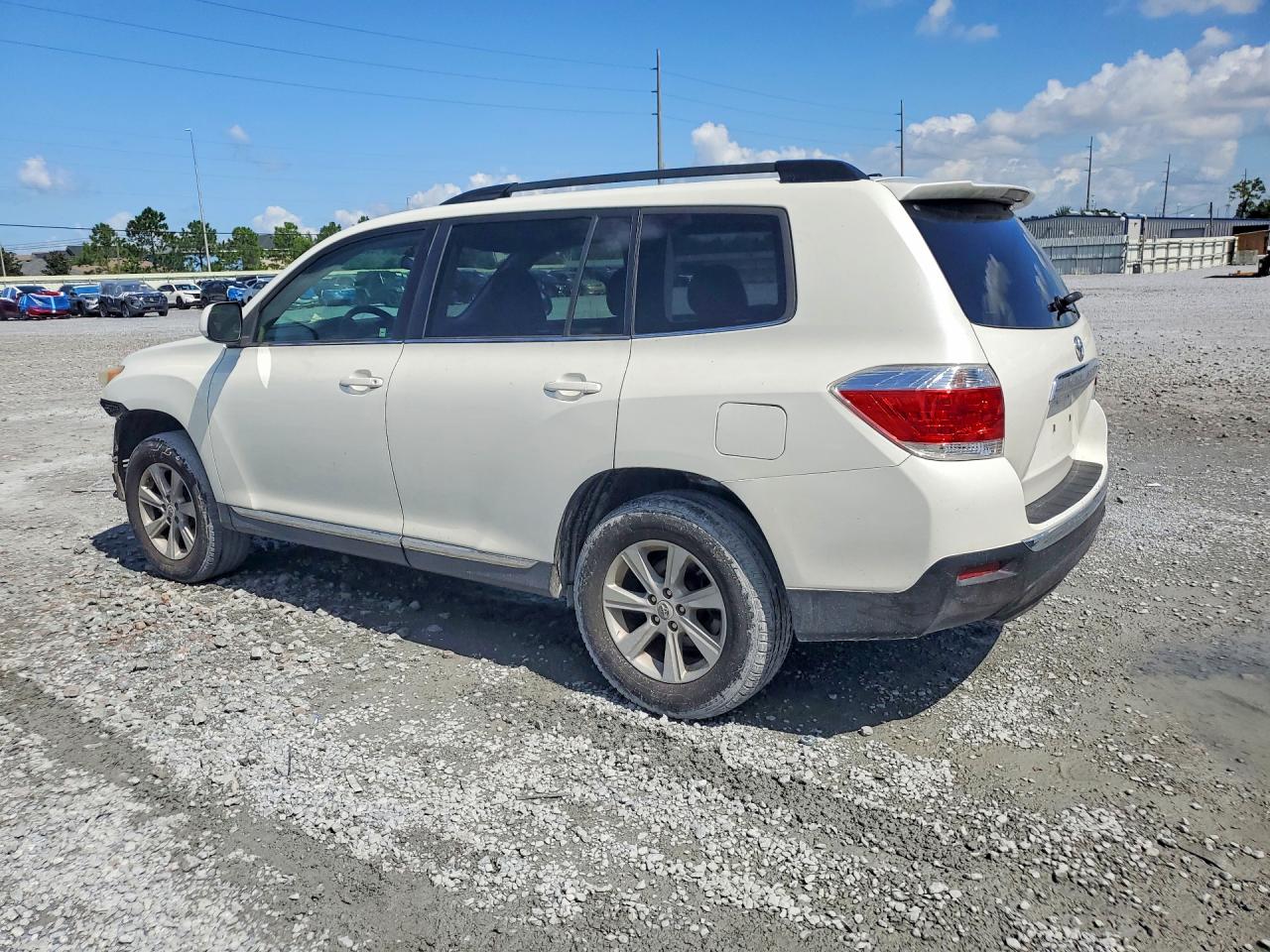 2011 Toyota Highlander Base White vin: 5TDZK3EH2BS036824