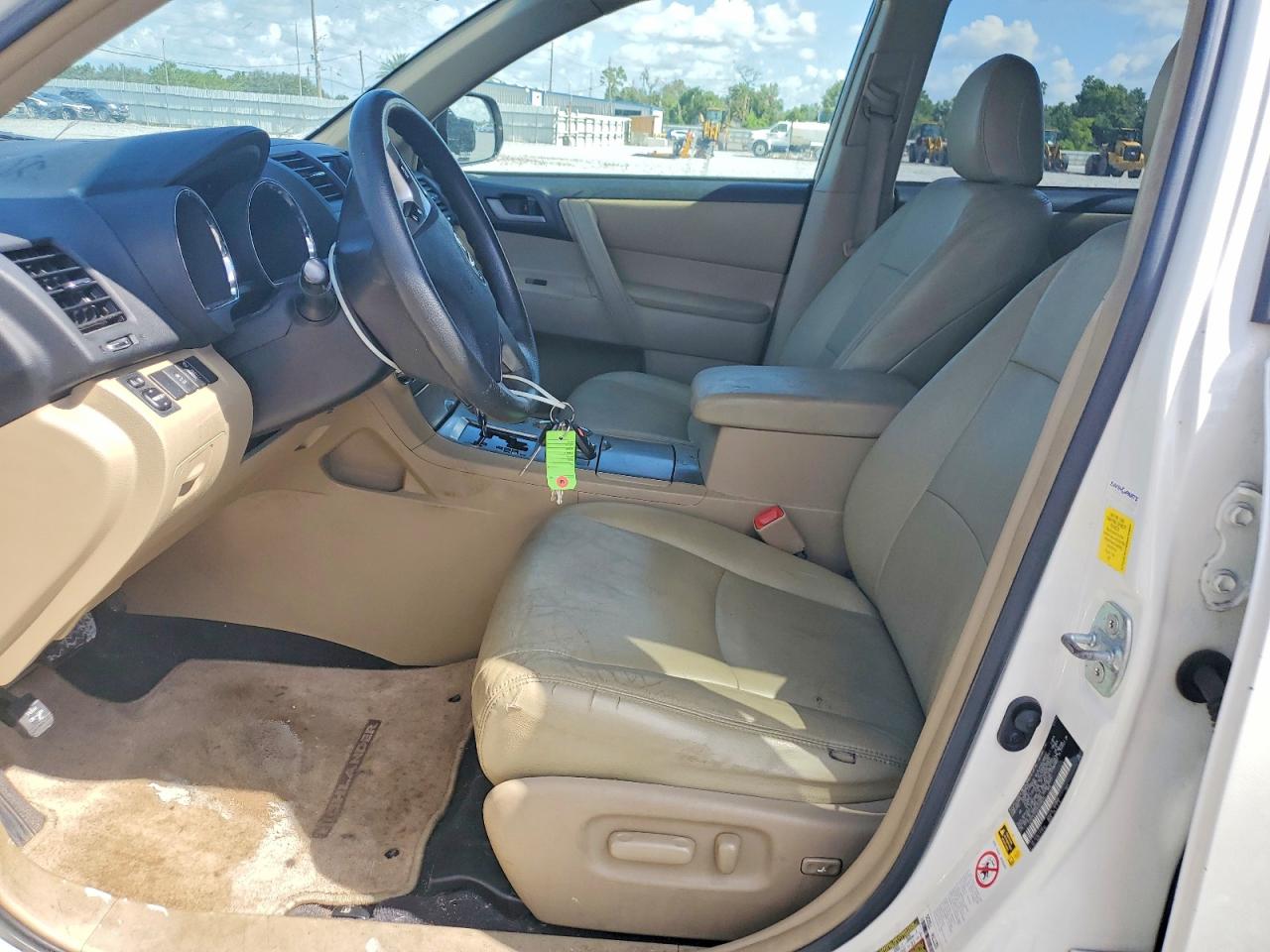 2011 Toyota Highlander Base White vin: 5TDZK3EH2BS036824