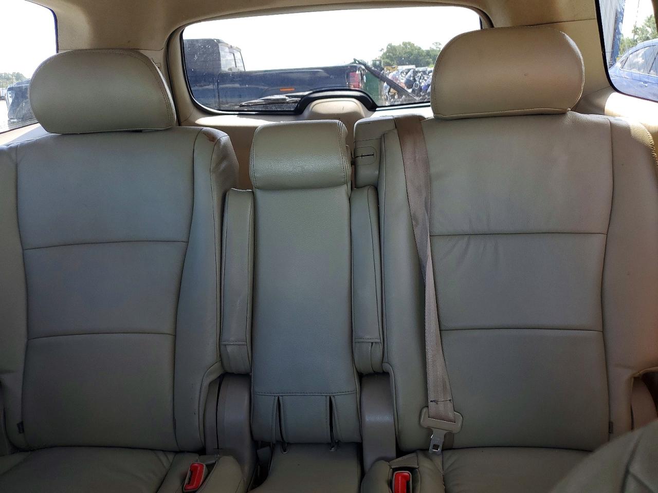 2011 Toyota Highlander Base White vin: 5TDZK3EH2BS036824