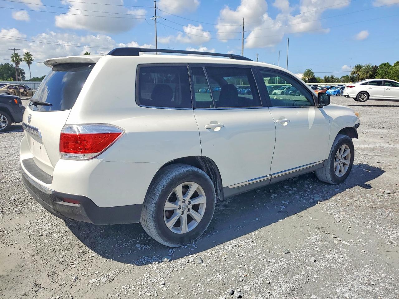 2011 Toyota Highlander Base White vin: 5TDZK3EH2BS036824
