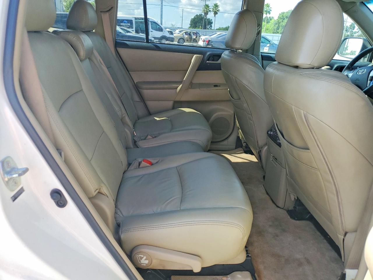 2011 Toyota Highlander Base White vin: 5TDZK3EH2BS036824
