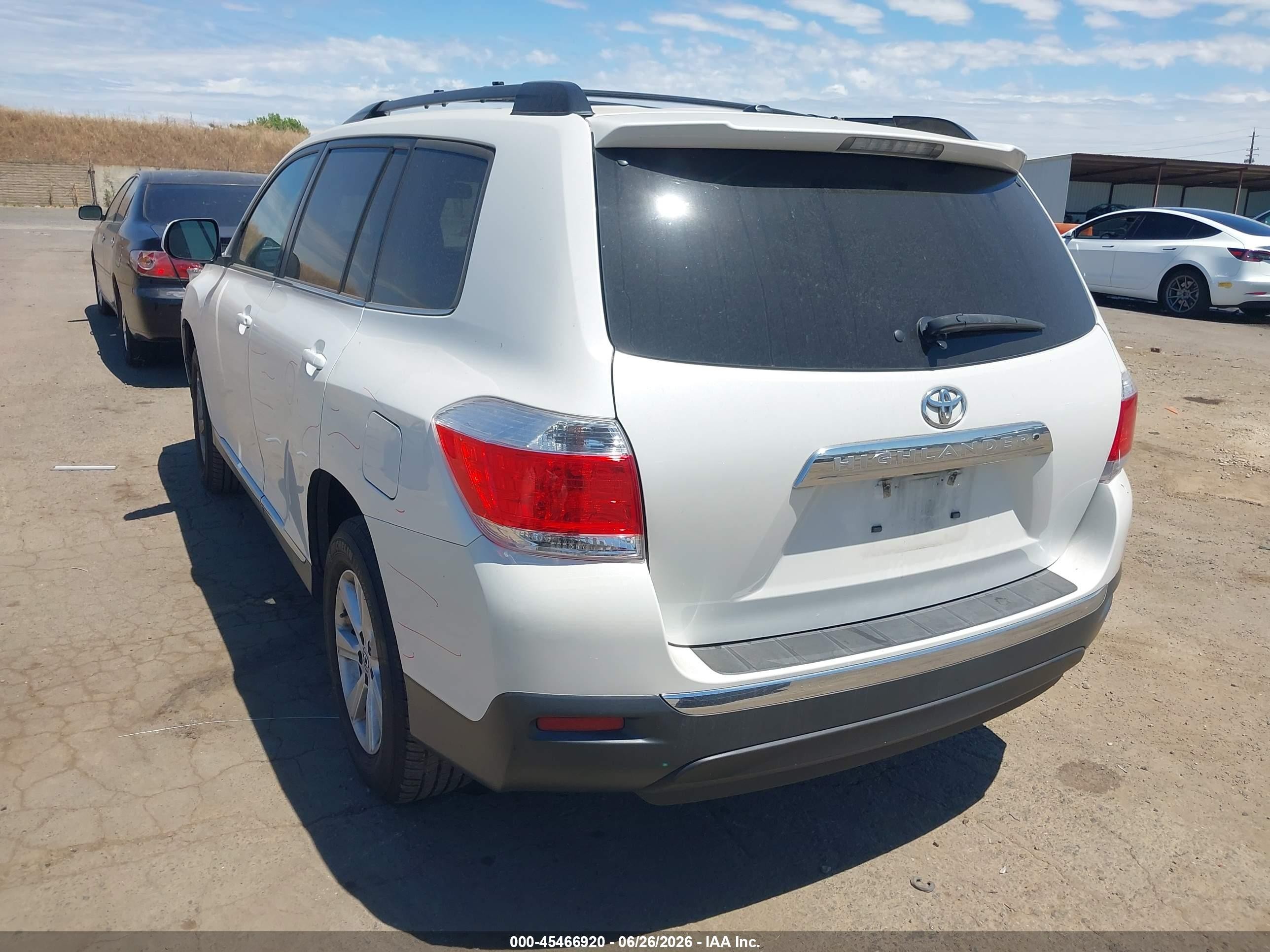 2011 Toyota Highlander Base V6 White vin: 5TDZK3EH2BS039948