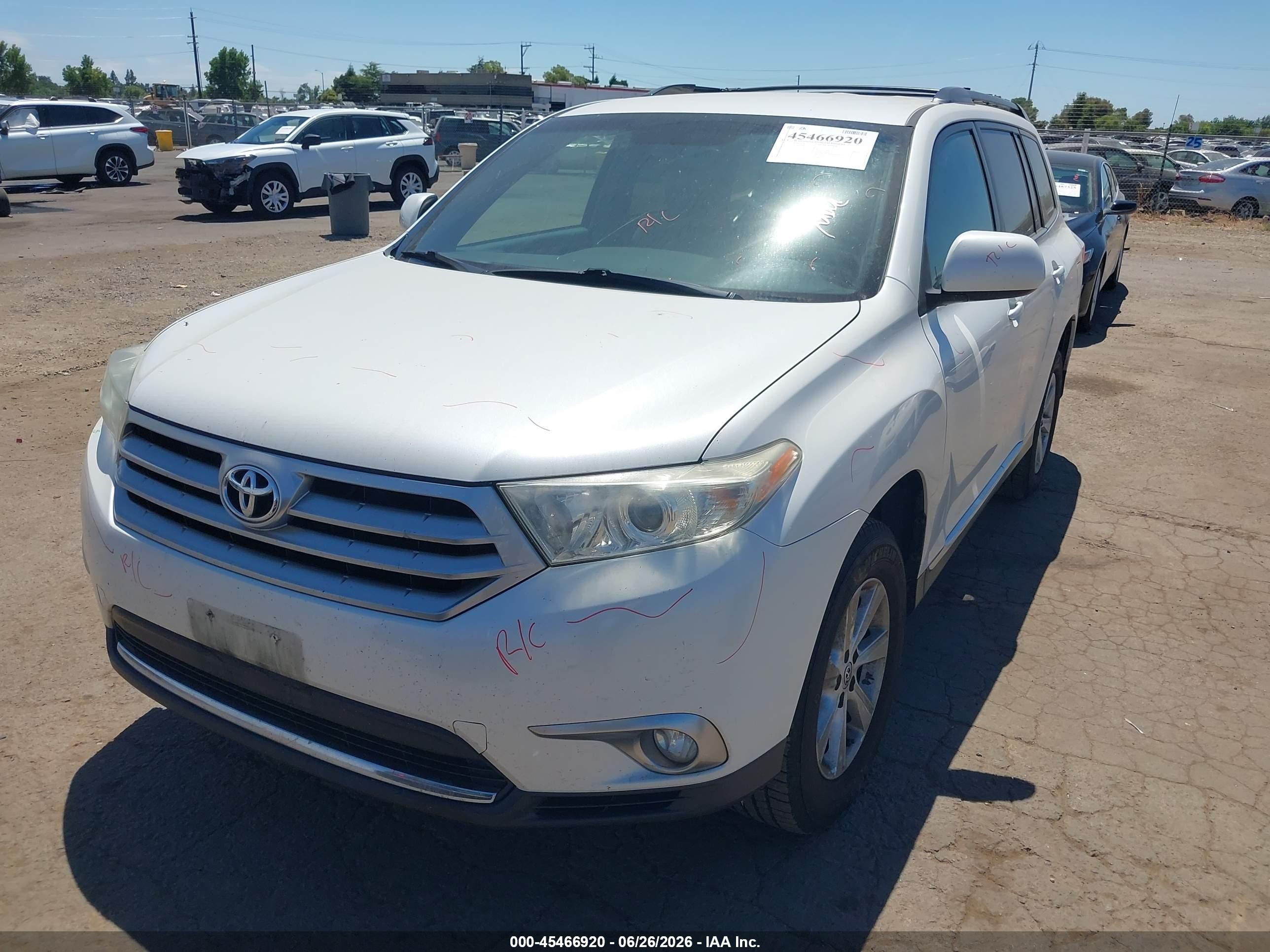 2011 Toyota Highlander Base V6 White vin: 5TDZK3EH2BS039948