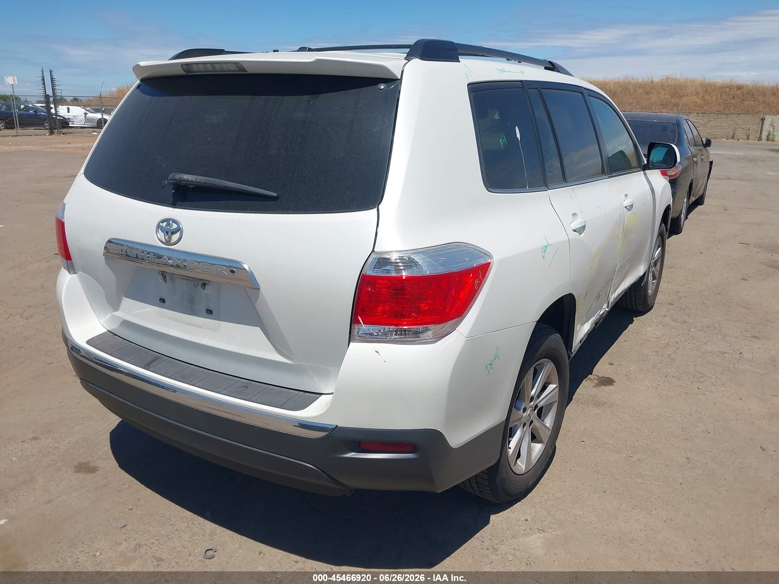 2011 Toyota Highlander Base V6 White vin: 5TDZK3EH2BS039948