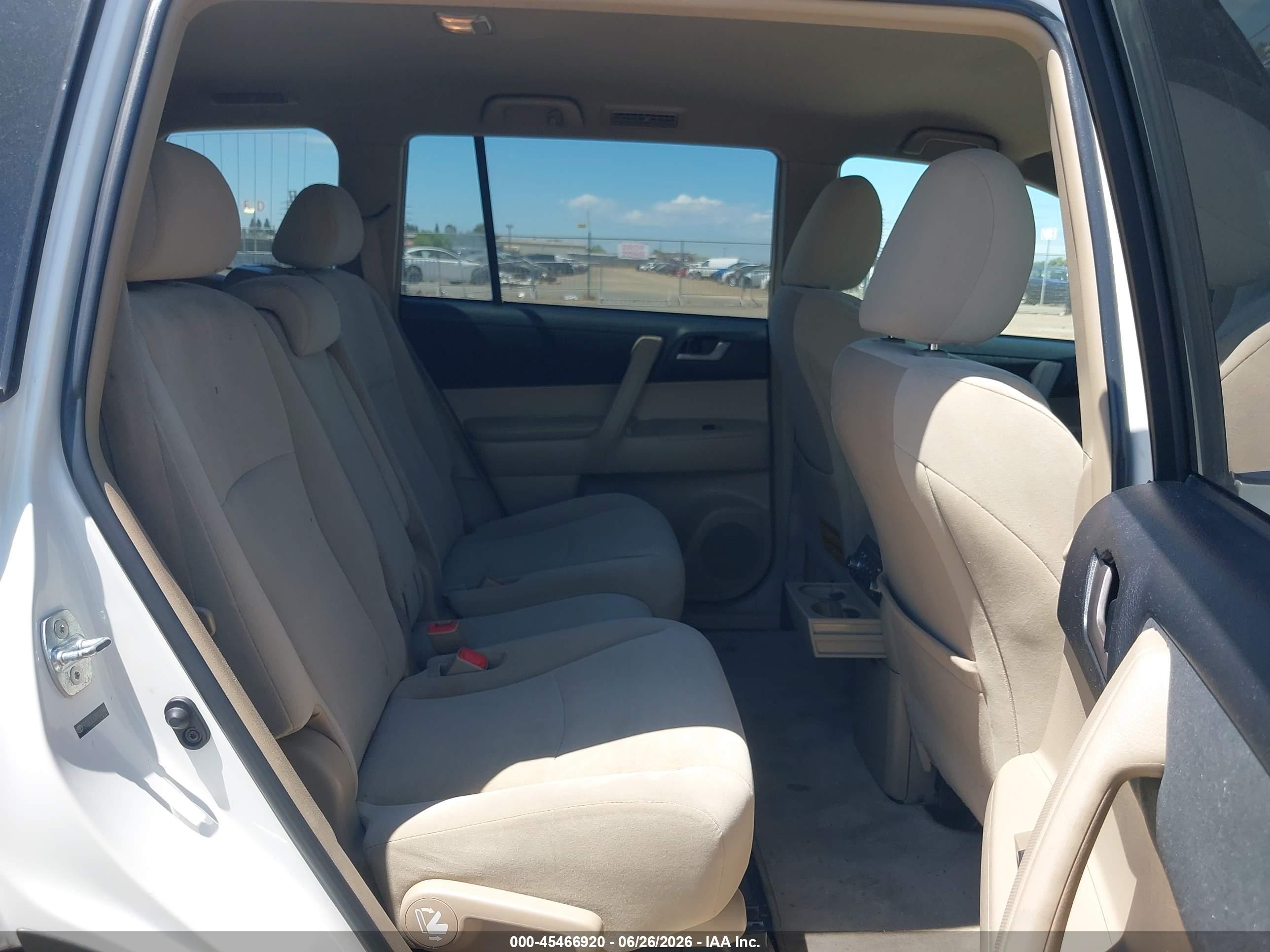2011 Toyota Highlander Base V6 White vin: 5TDZK3EH2BS039948