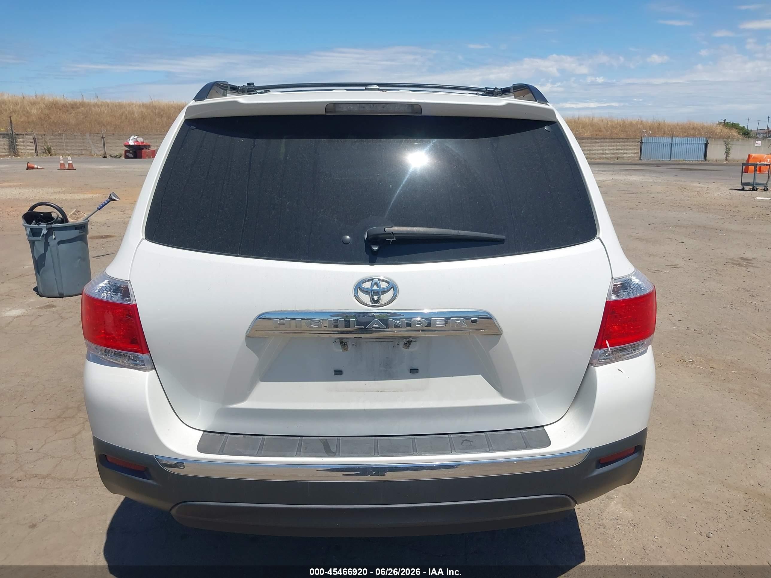 2011 Toyota Highlander Base V6 White vin: 5TDZK3EH2BS039948