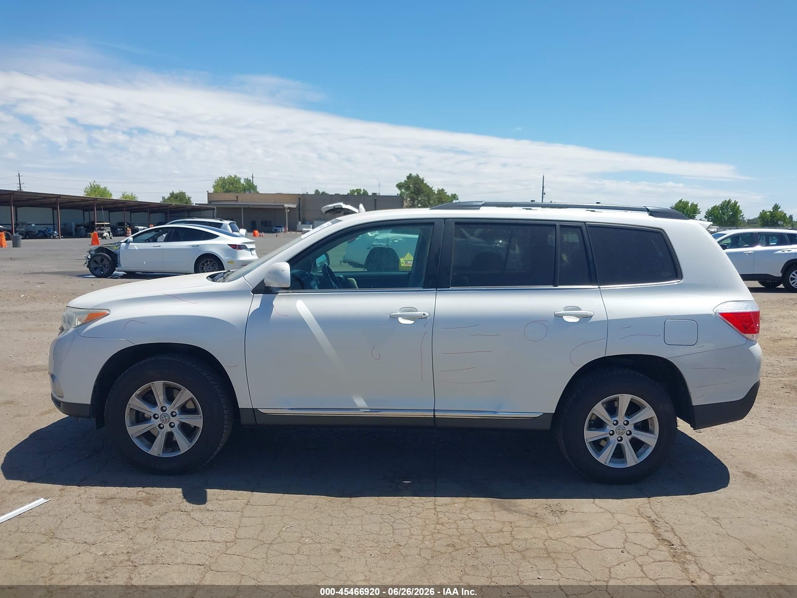 2011 Toyota Highlander Base V6 White vin: 5TDZK3EH2BS039948