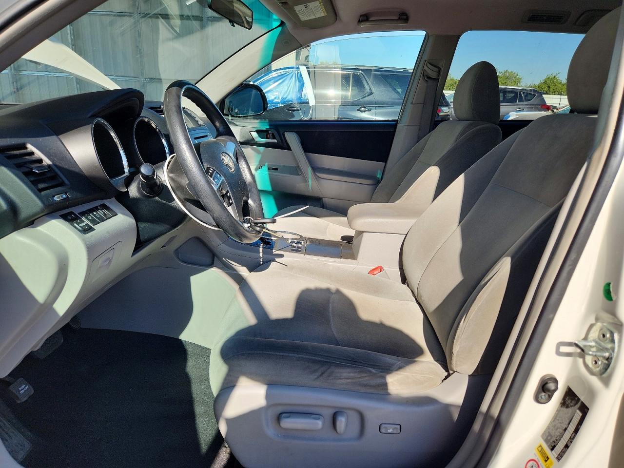 2012 Toyota Highlander Base White vin: 5TDZK3EH2CS076581