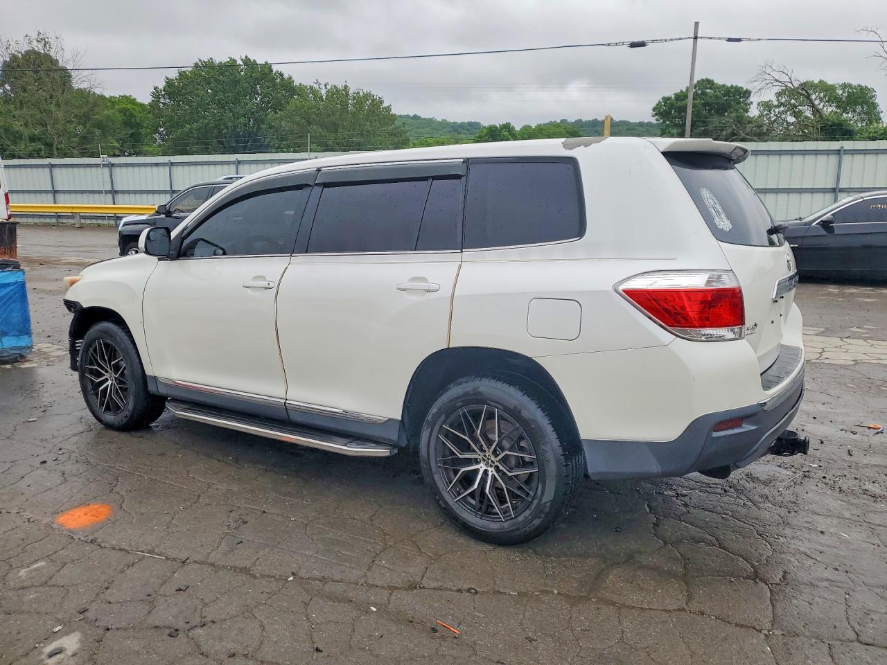 2013 Toyota Highlander Base White vin: 5TDZK3EH2DS141866