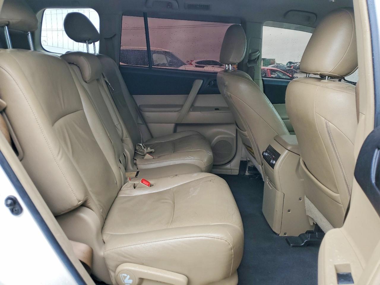 2013 Toyota Highlander Base White vin: 5TDZK3EH2DS141866