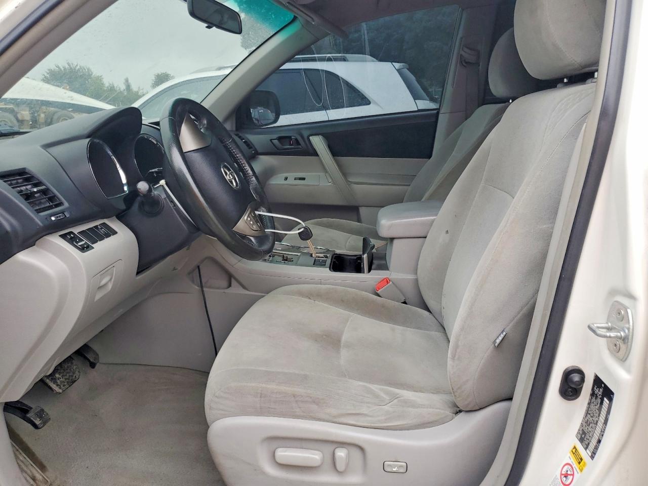 2010 Toyota Highlander Base White vin: 5TDZK3EH3AS004415