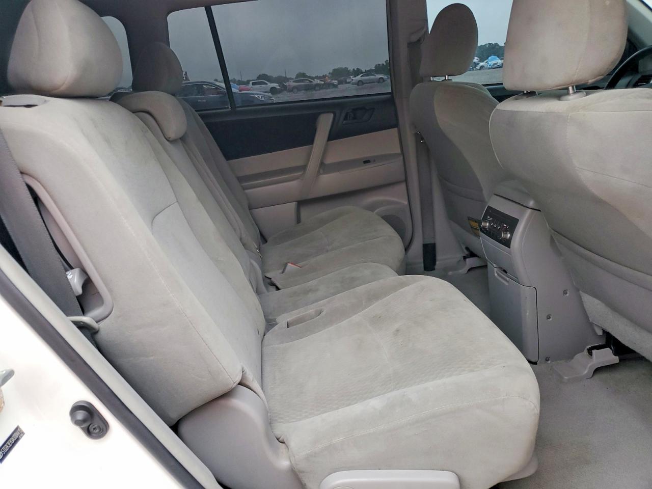 2010 Toyota Highlander Base White vin: 5TDZK3EH3AS004415