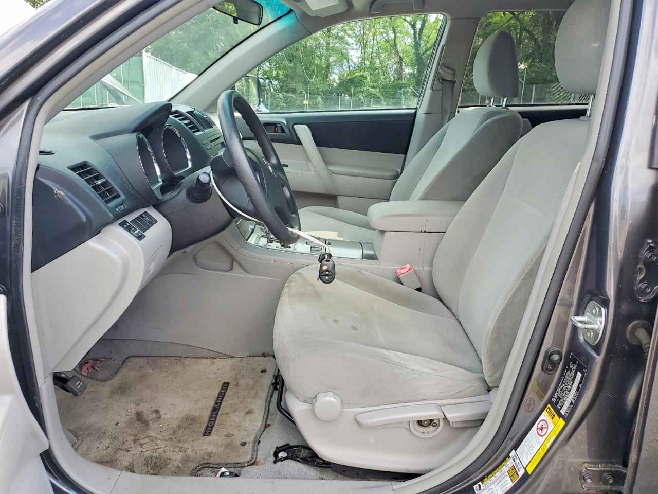 2010 Toyota Highlander Base Silver vin: 5TDZK3EH3AS009534