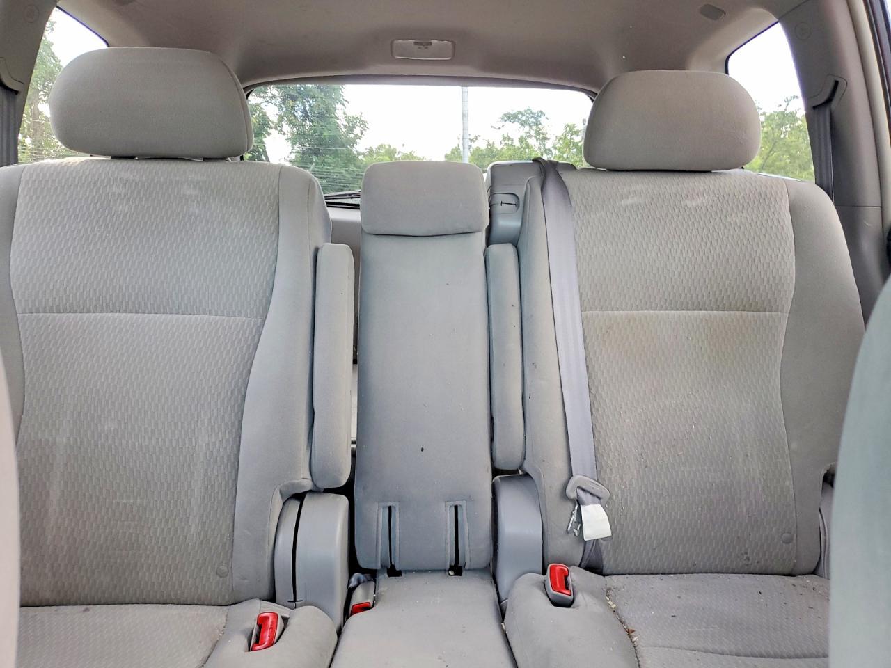 2010 Toyota Highlander Base Silver vin: 5TDZK3EH3AS009534