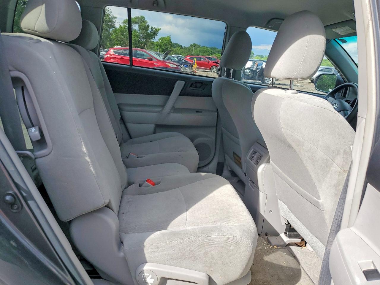 2010 Toyota Highlander Base Silver vin: 5TDZK3EH3AS009534
