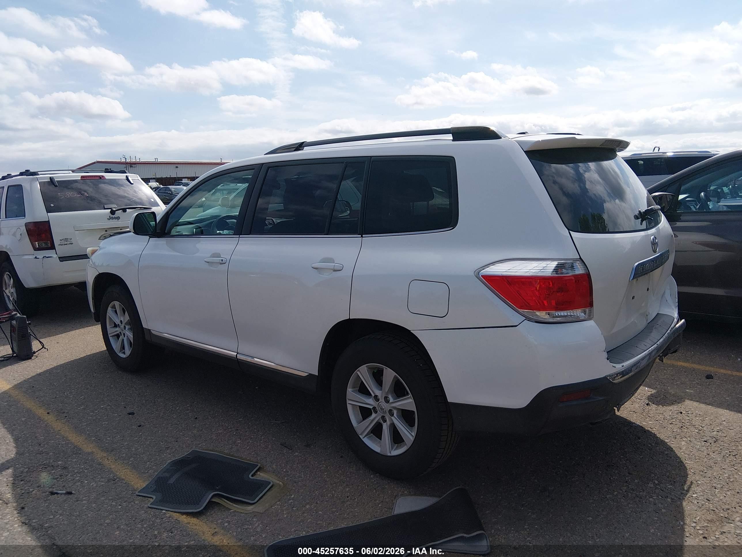 2011 Toyota Highlander Base V6 White vin: 5TDZK3EH3BS032328