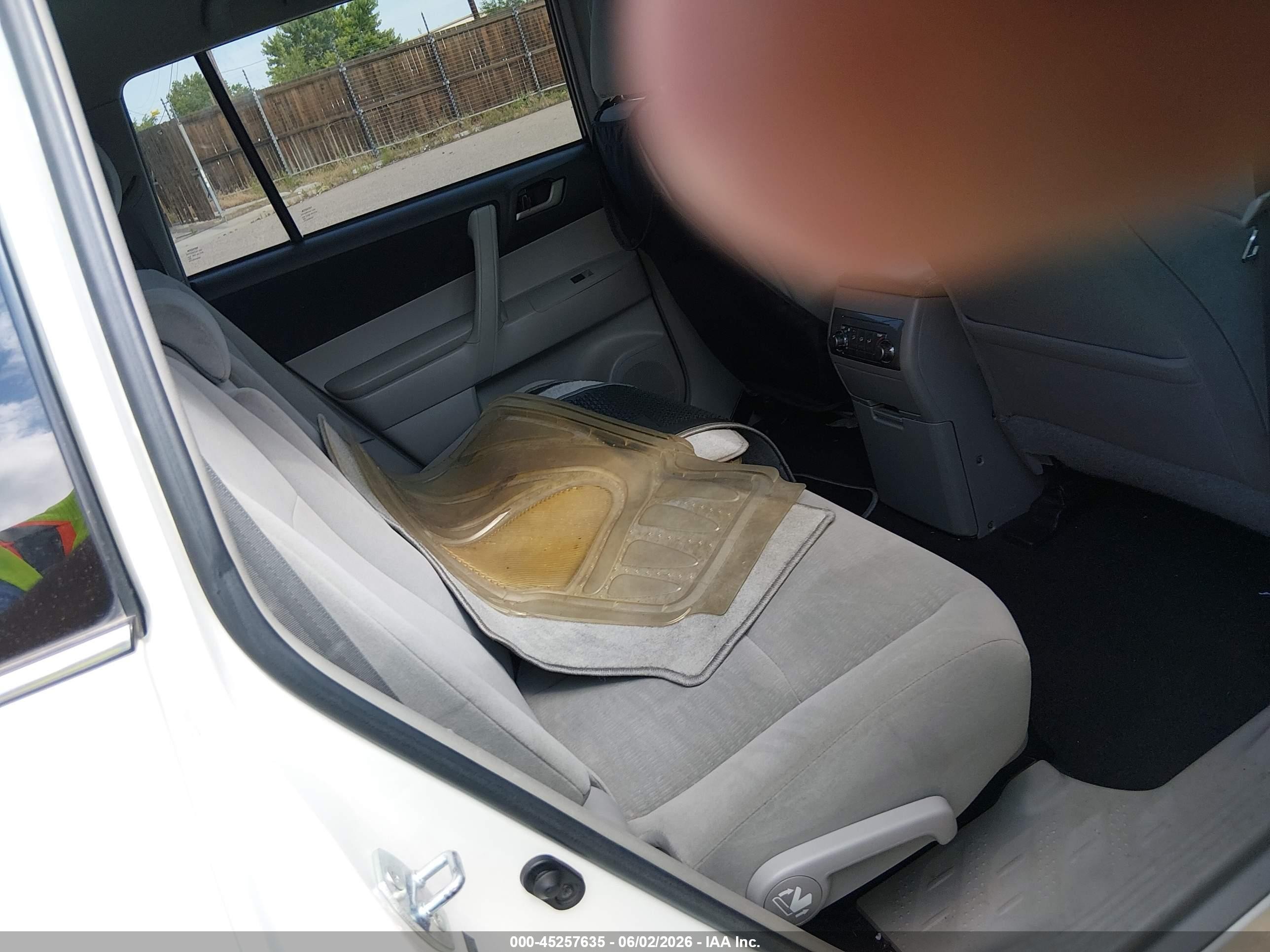 2011 Toyota Highlander Base V6 White vin: 5TDZK3EH3BS032328