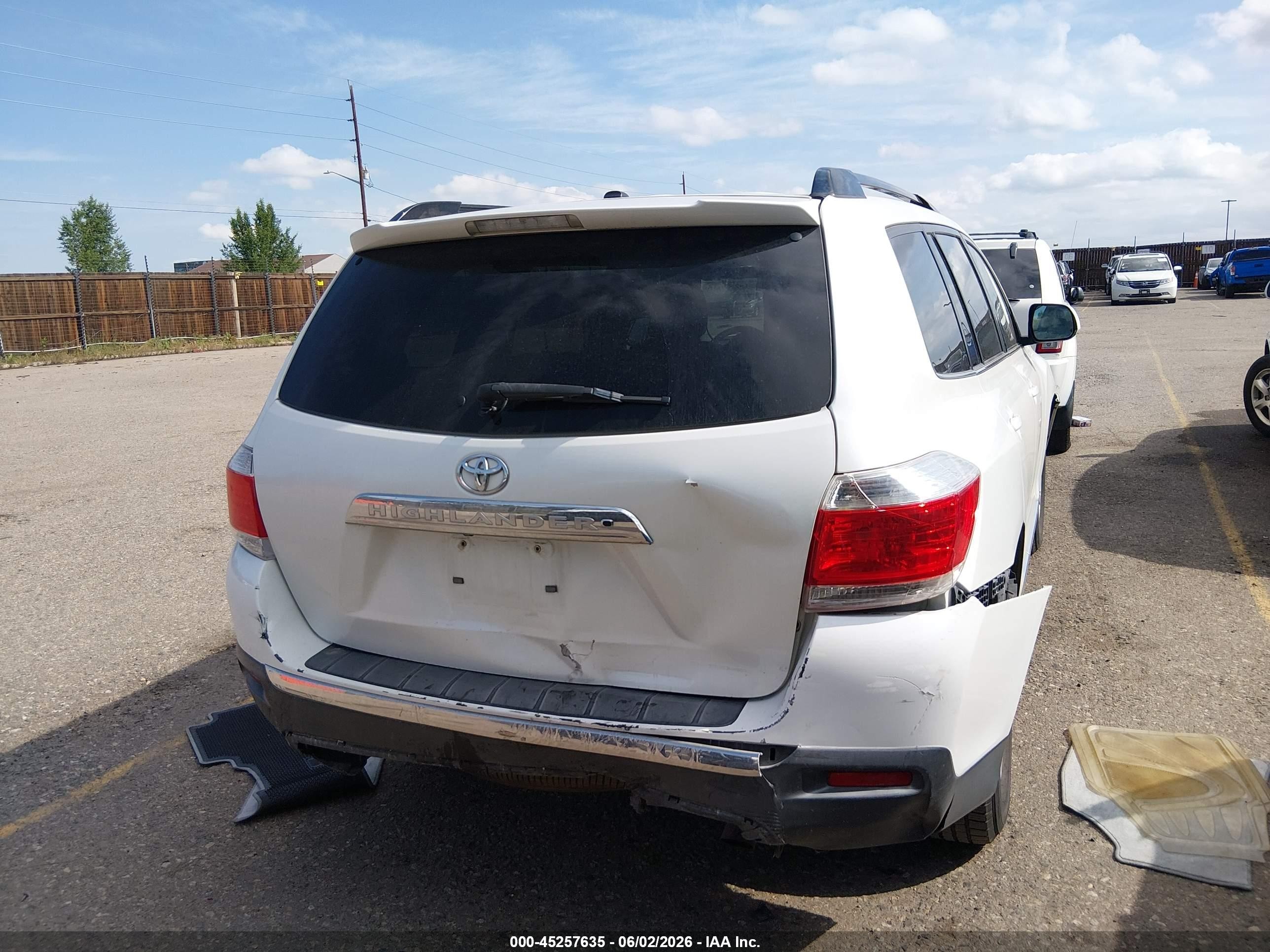 2011 Toyota Highlander Base V6 White vin: 5TDZK3EH3BS032328