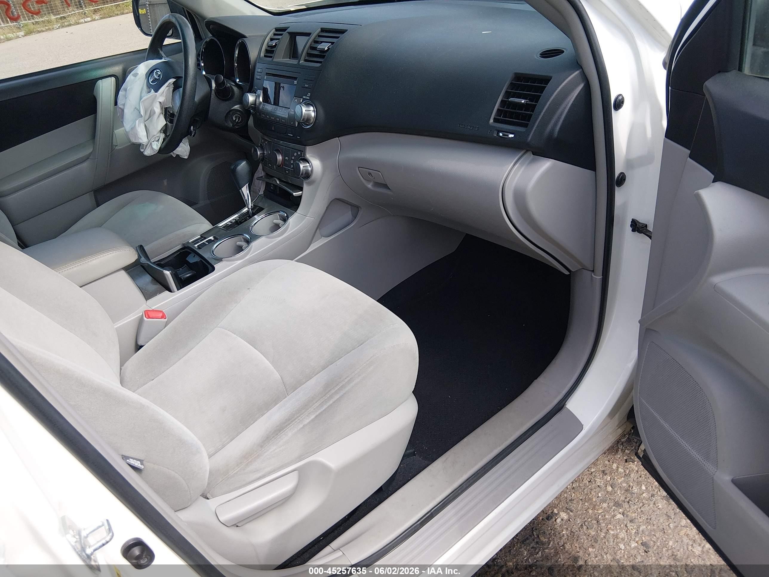 2011 Toyota Highlander Base V6 White vin: 5TDZK3EH3BS032328