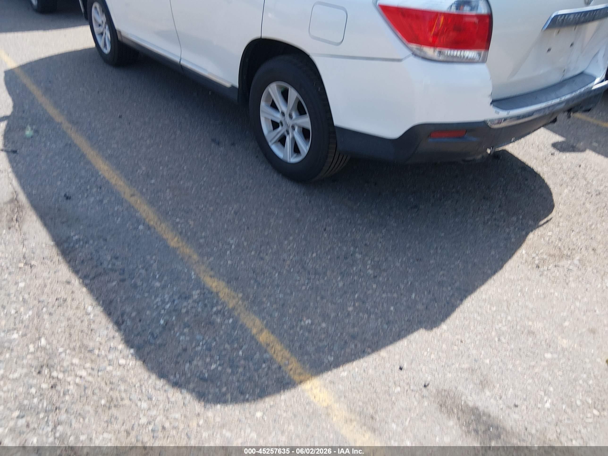 2011 Toyota Highlander Base V6 White vin: 5TDZK3EH3BS032328