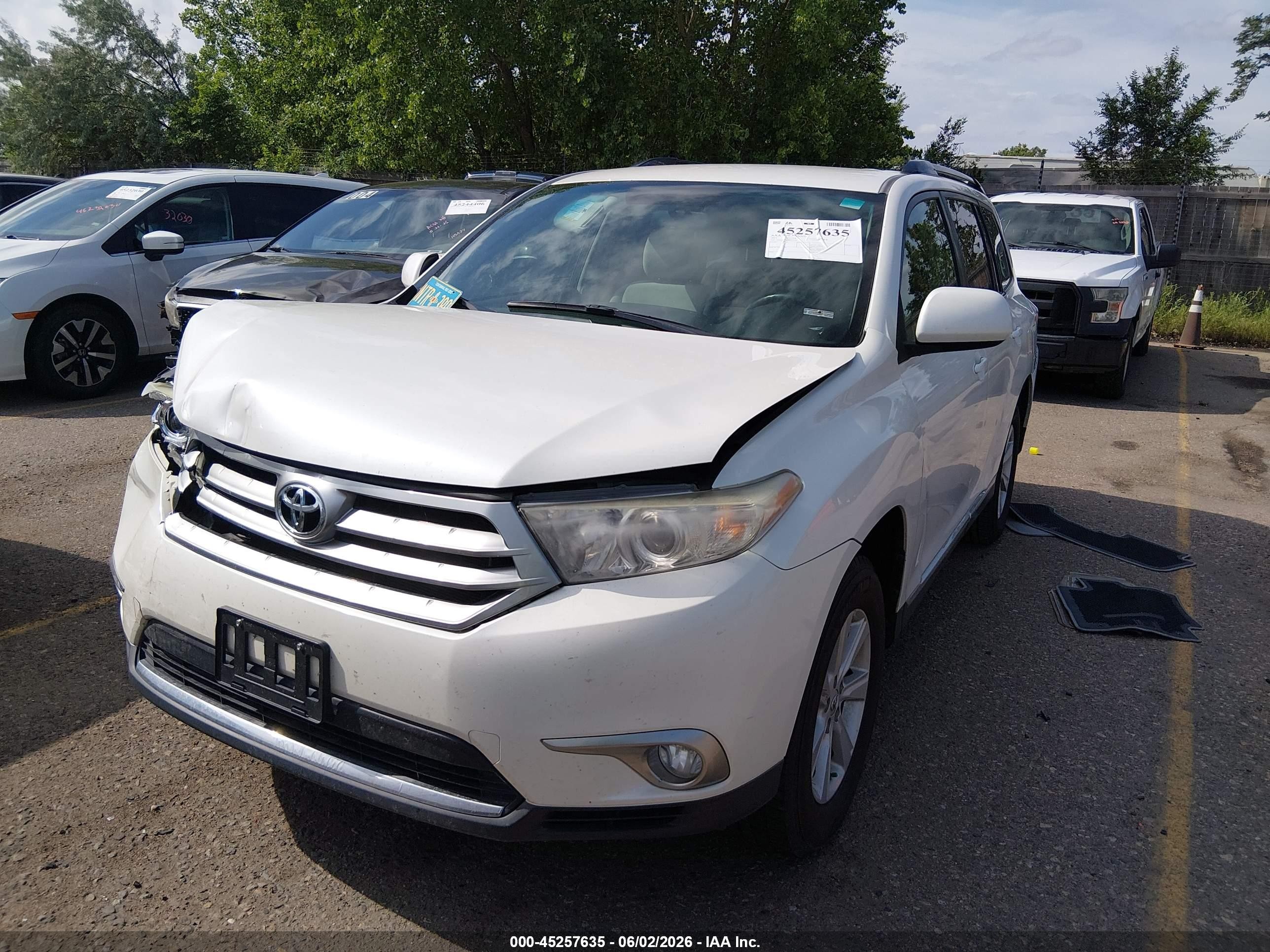 2011 Toyota Highlander Base V6 White vin: 5TDZK3EH3BS032328