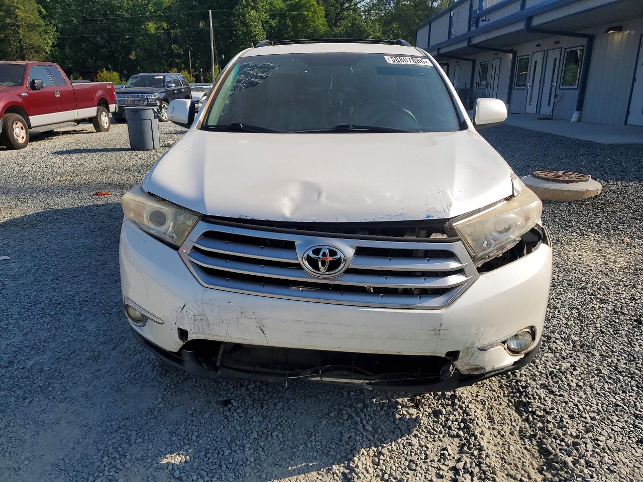 2011 Toyota Highlander Base White vin: 5TDZK3EH4BS048618