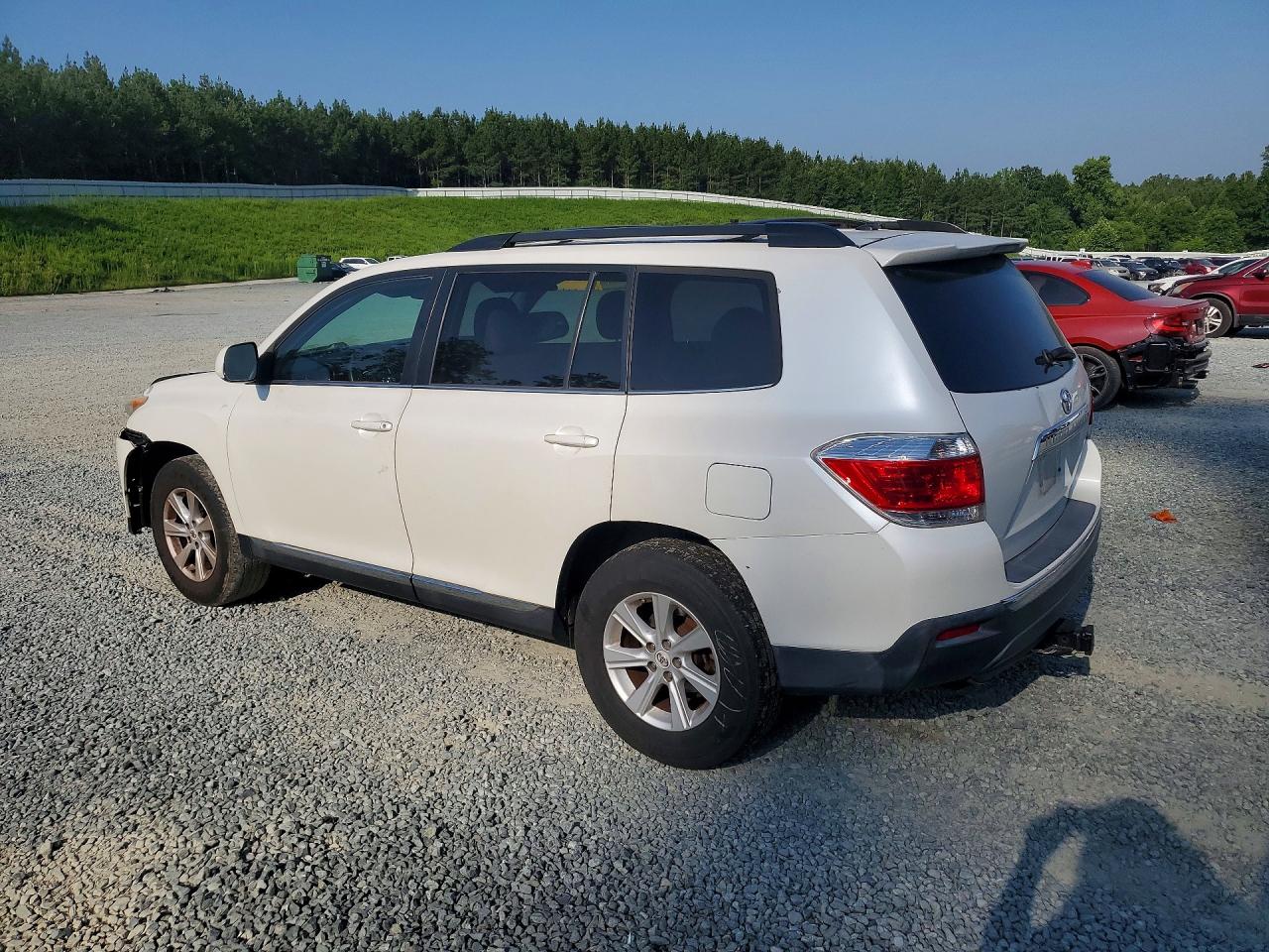 2011 Toyota Highlander Base White vin: 5TDZK3EH4BS048618