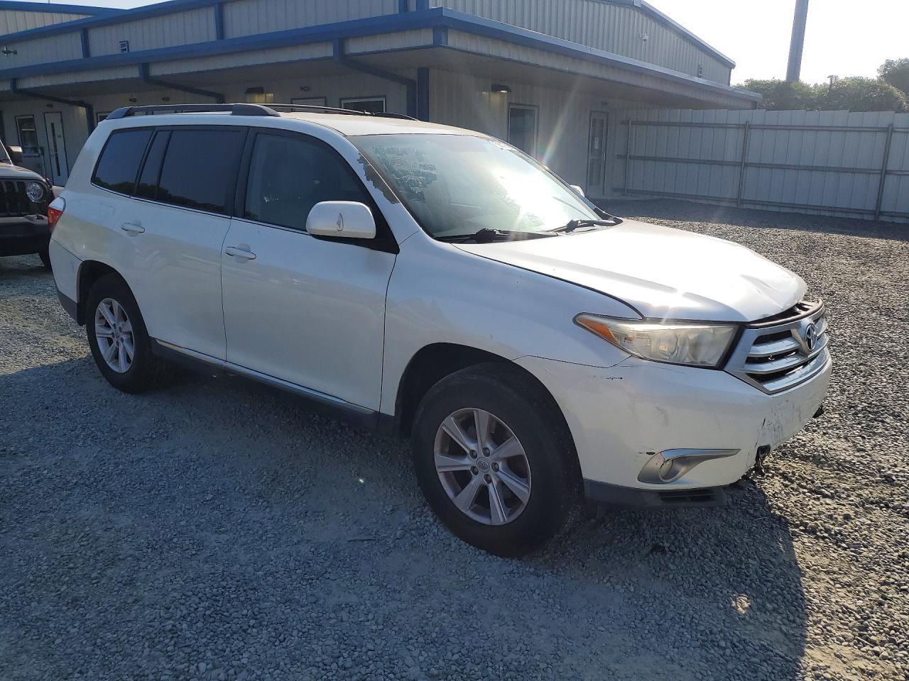 2011 Toyota Highlander Base White vin: 5TDZK3EH4BS048618