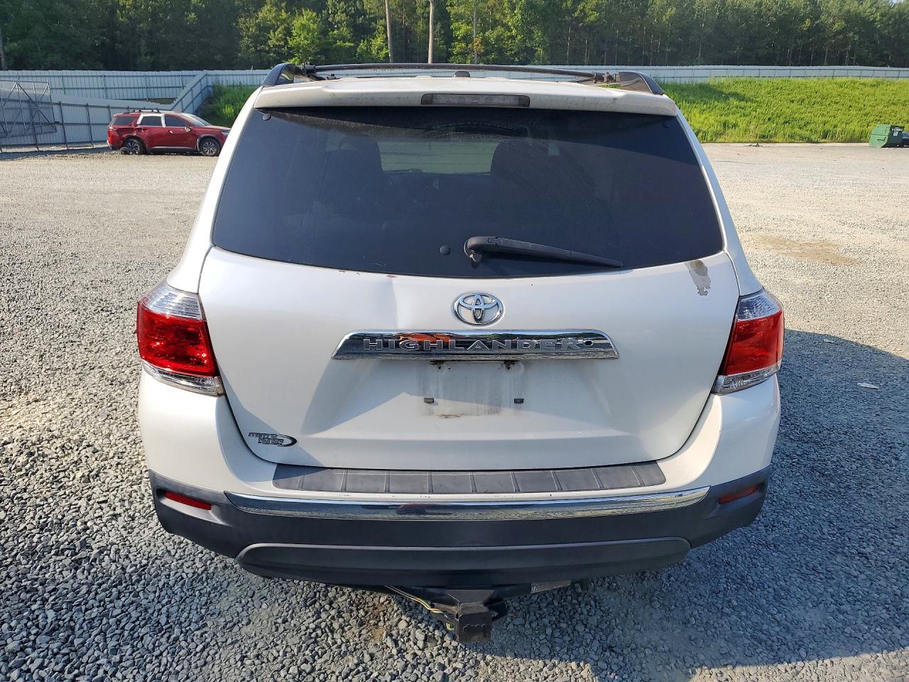 2011 Toyota Highlander Base White vin: 5TDZK3EH4BS048618