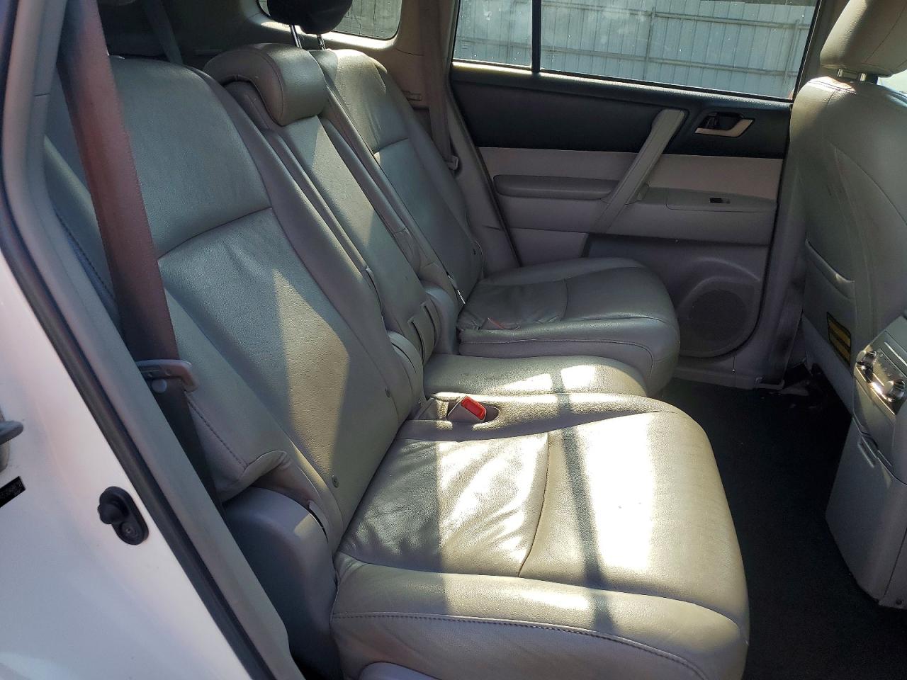 2011 Toyota Highlander Base White vin: 5TDZK3EH4BS048618