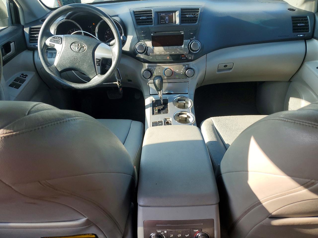 2011 Toyota Highlander Base White vin: 5TDZK3EH4BS048618