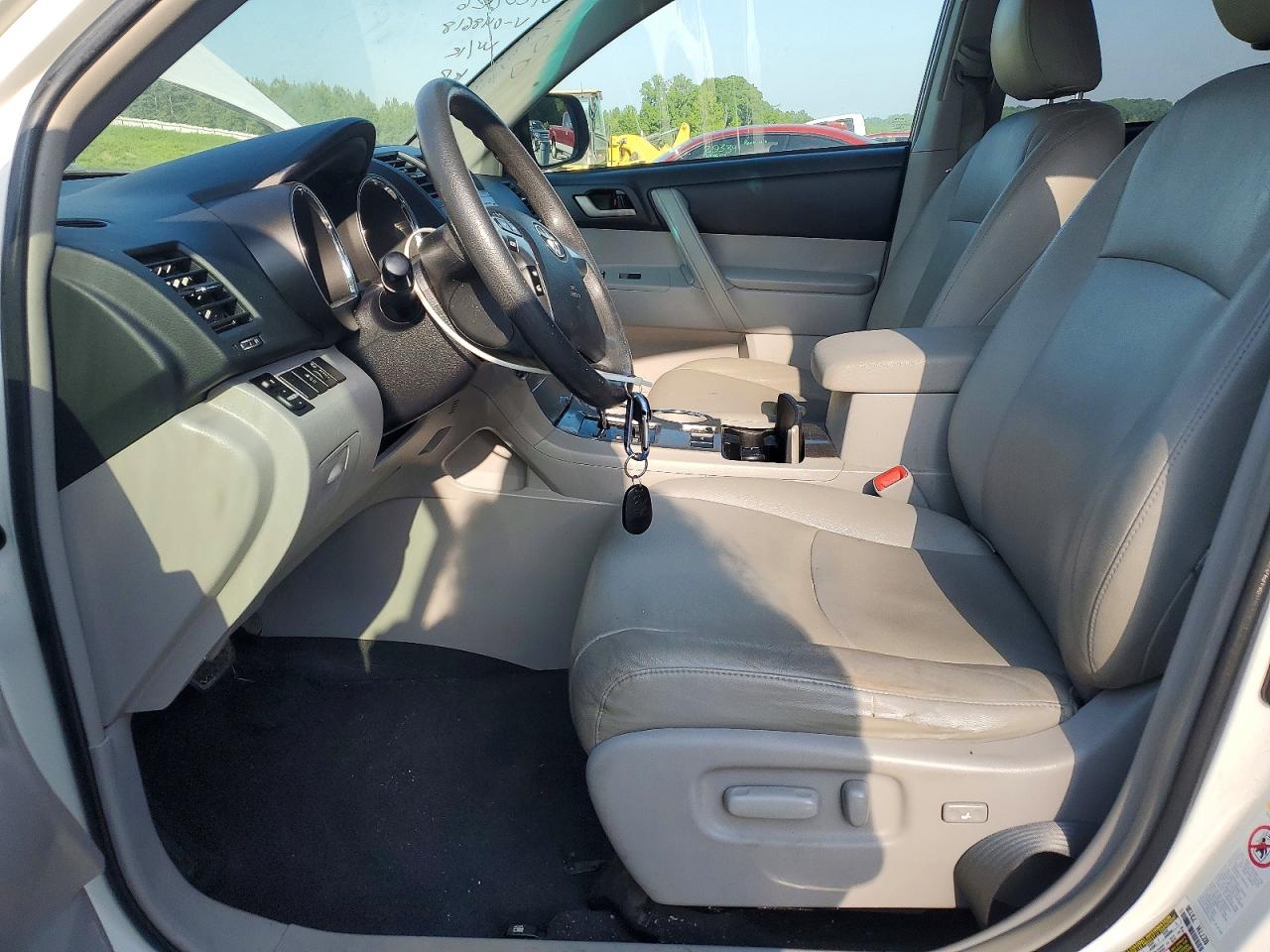 2011 Toyota Highlander Base White vin: 5TDZK3EH4BS048618