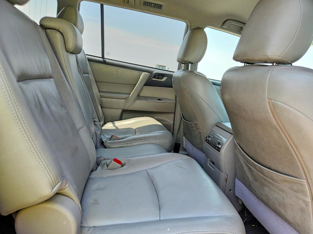 2012 Toyota Highlander Base Silver vin: 5TDZK3EH4CS065579