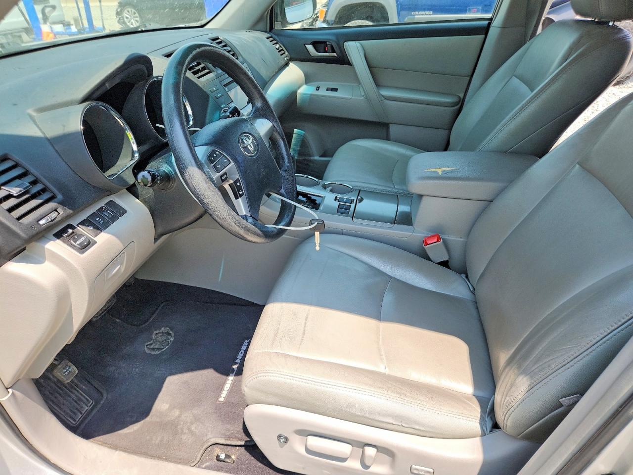2012 Toyota Highlander Base Silver vin: 5TDZK3EH4CS065579