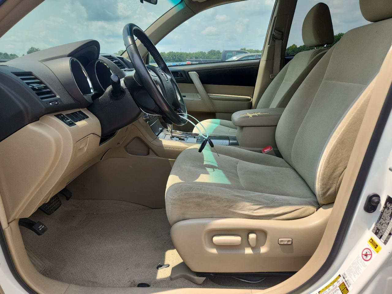 2010 Toyota Highlander White vin: 5TDZK3EH5AS002911