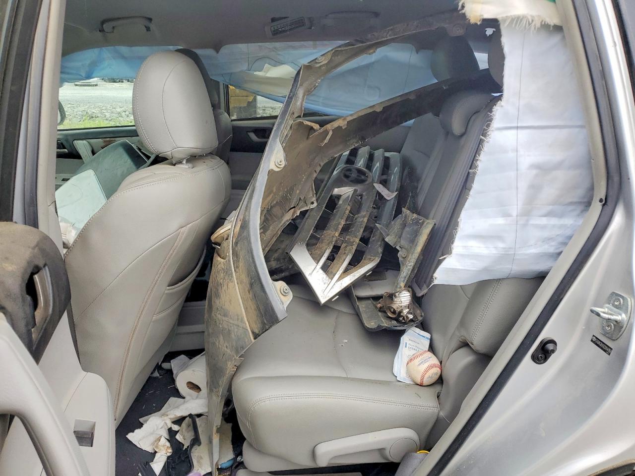 2012 Toyota Highlander Base Silver vin: 5TDZK3EH5CS054168
