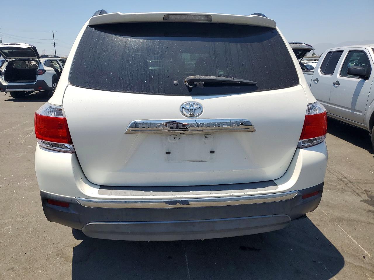 2012 Toyota Highlander Base White vin: 5TDZK3EH7CS083025