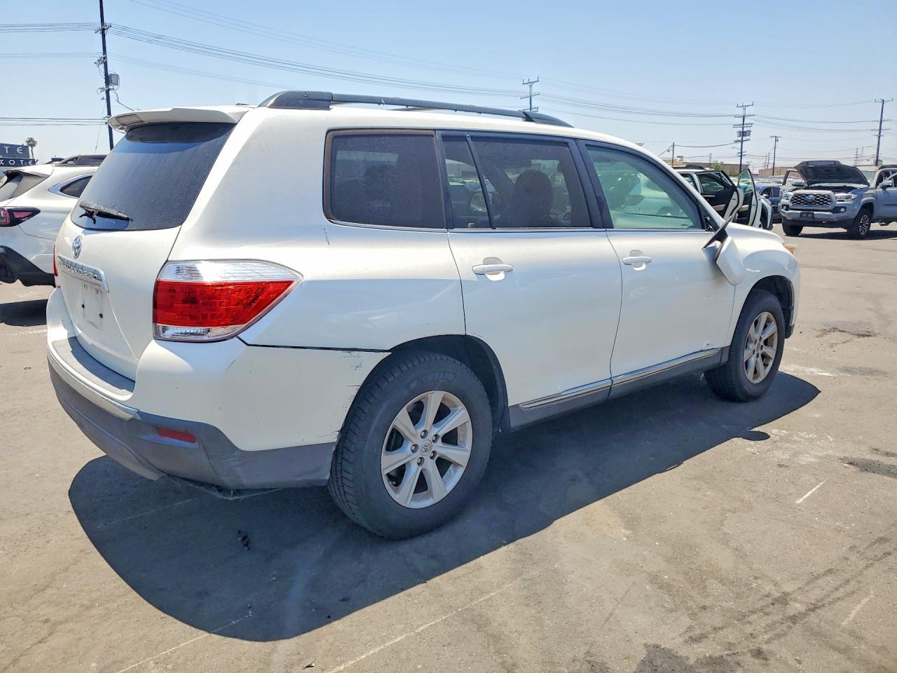 2012 Toyota Highlander Base White vin: 5TDZK3EH7CS083025