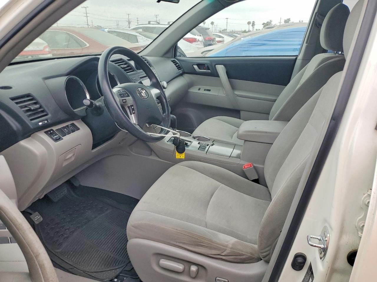 2012 Toyota Highlander Base White vin: 5TDZK3EH7CS083025