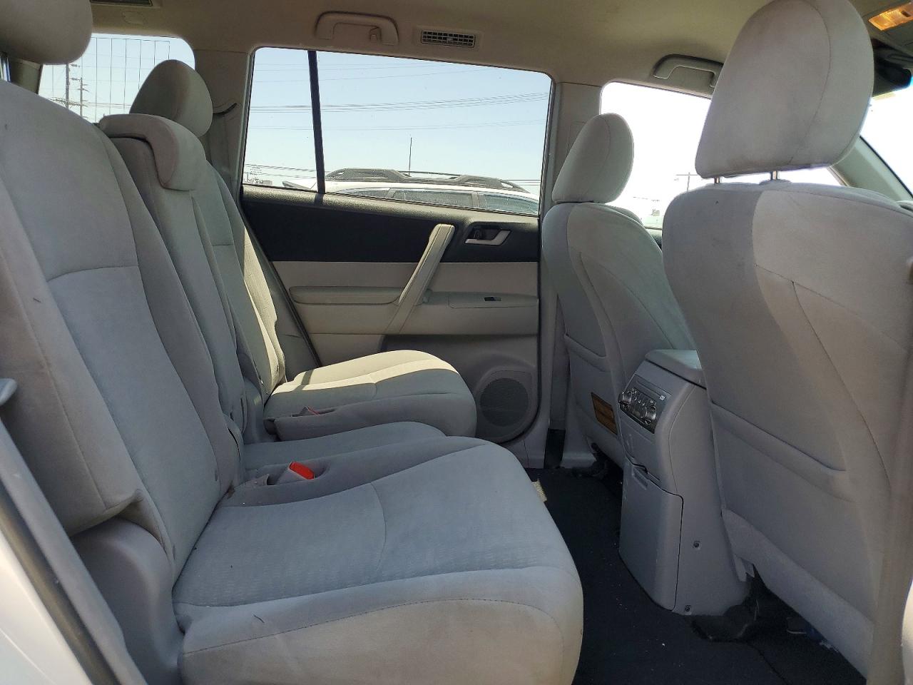 2012 Toyota Highlander Base White vin: 5TDZK3EH7CS083025