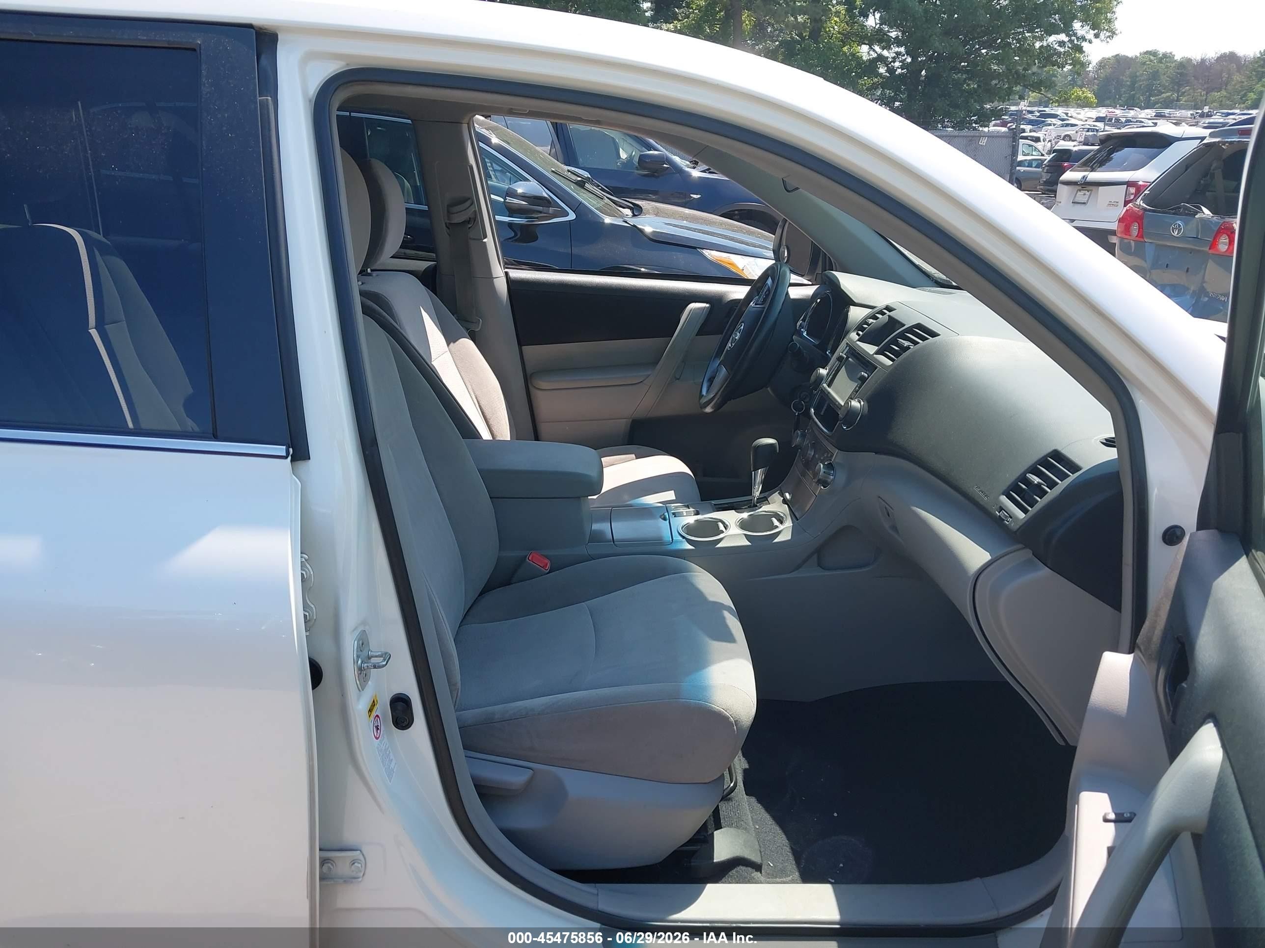 2013 Toyota Highlander Base V6 White vin: 5TDZK3EH7DS105073