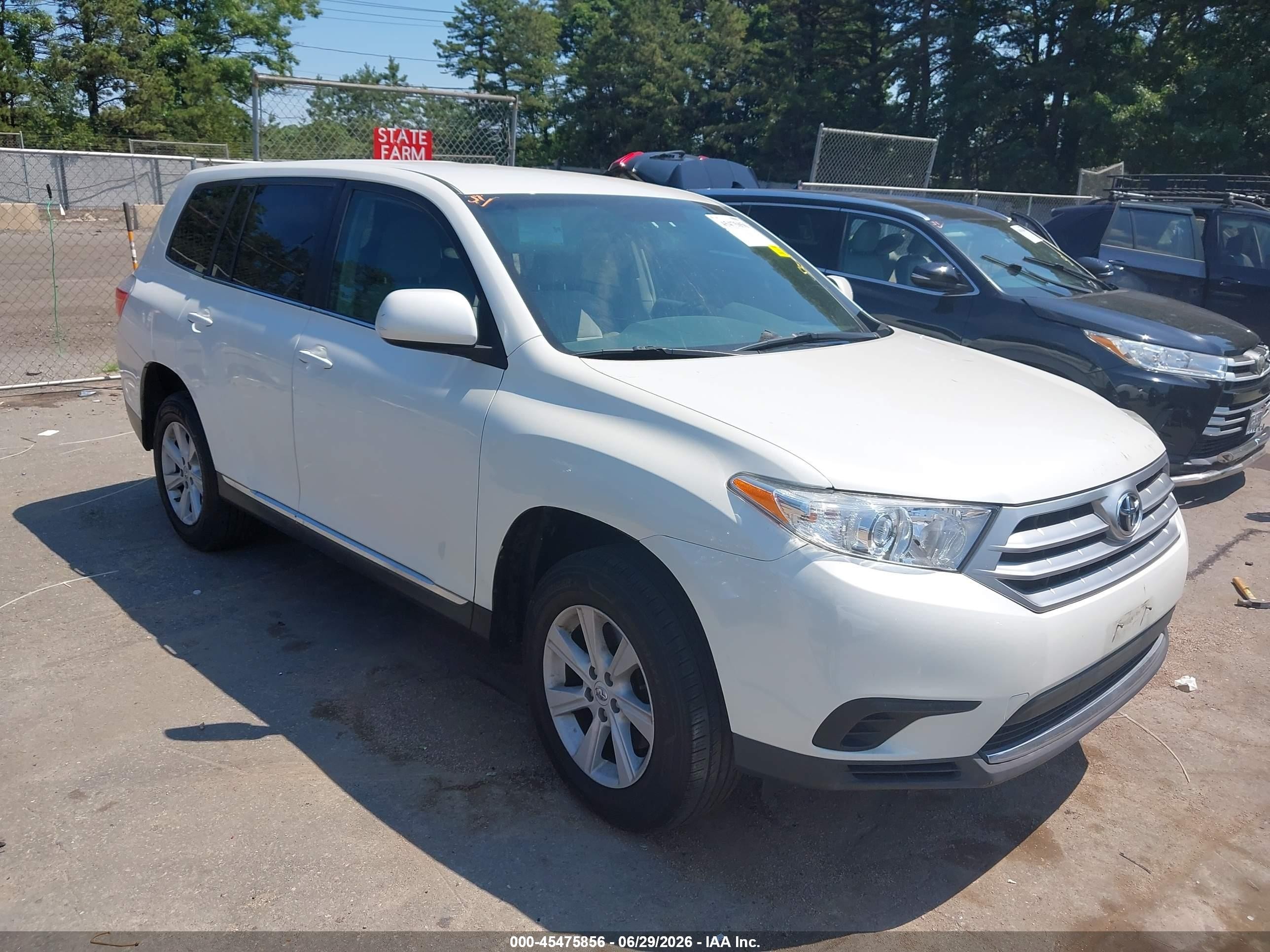 2013 Toyota Highlander Base V6 White vin: 5TDZK3EH7DS105073
