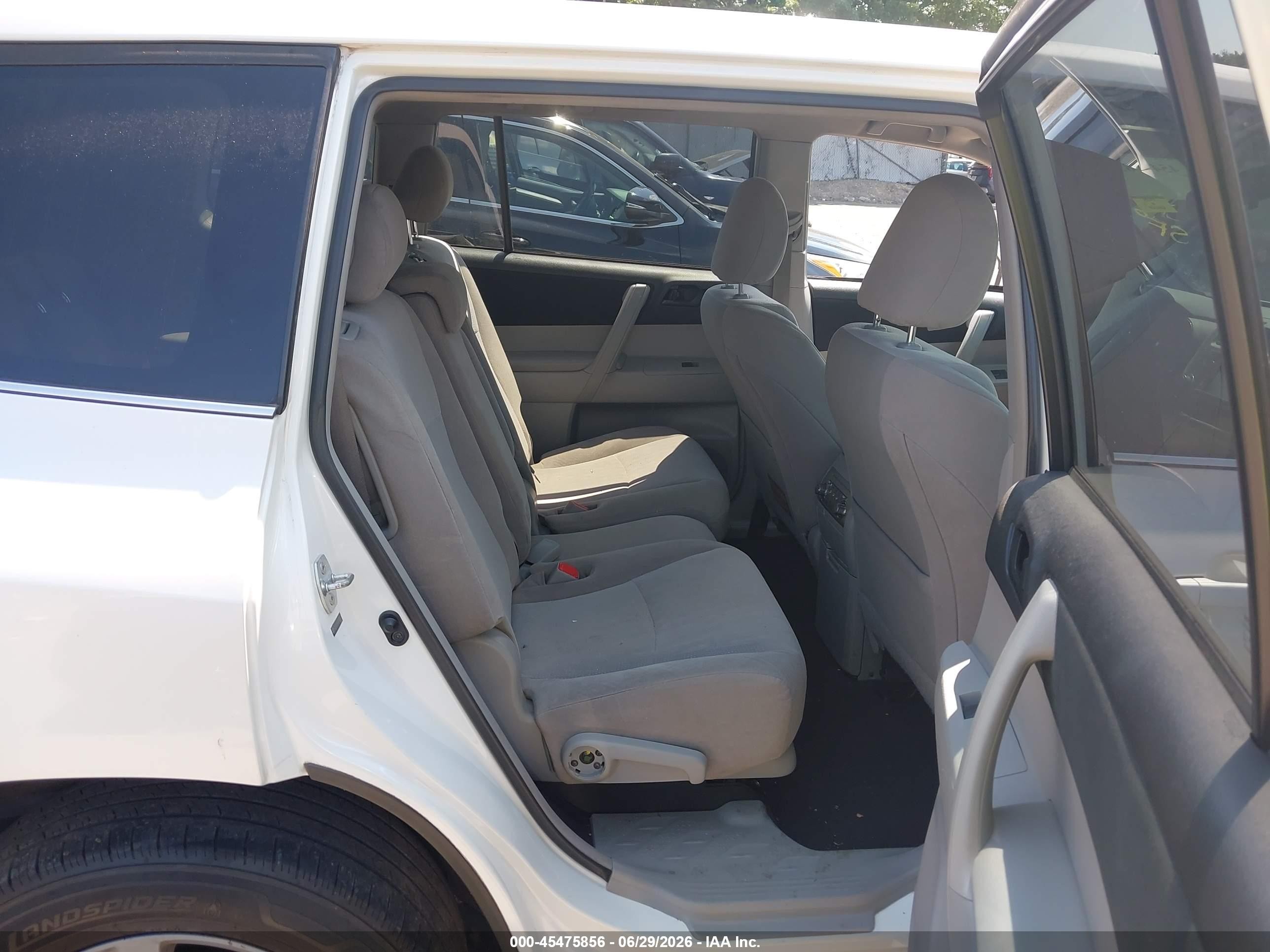 2013 Toyota Highlander Base V6 White vin: 5TDZK3EH7DS105073