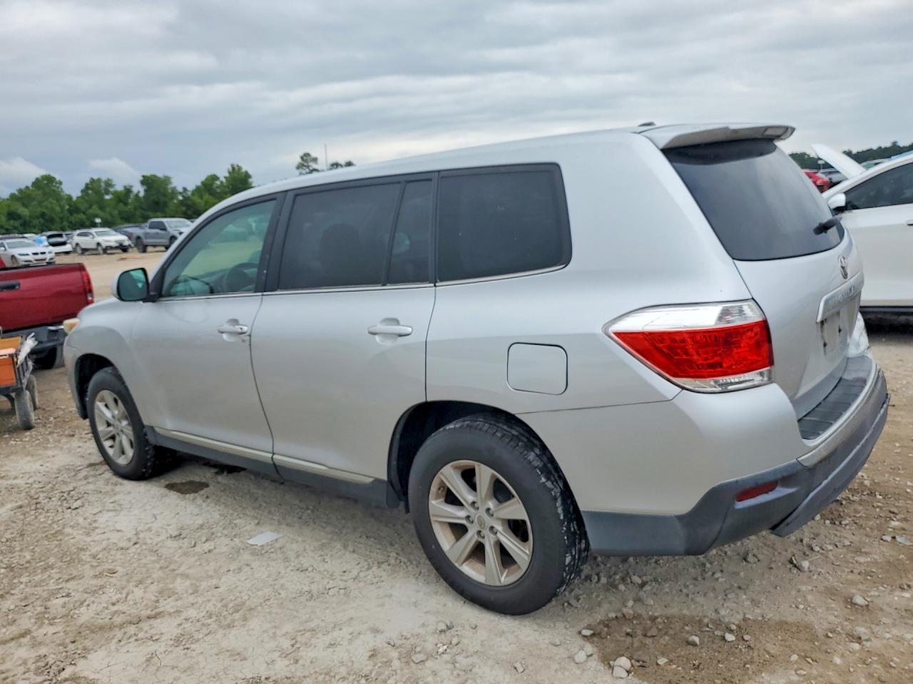 2011 Toyota Highlander Base Silver vin: 5TDZK3EH8BS034351