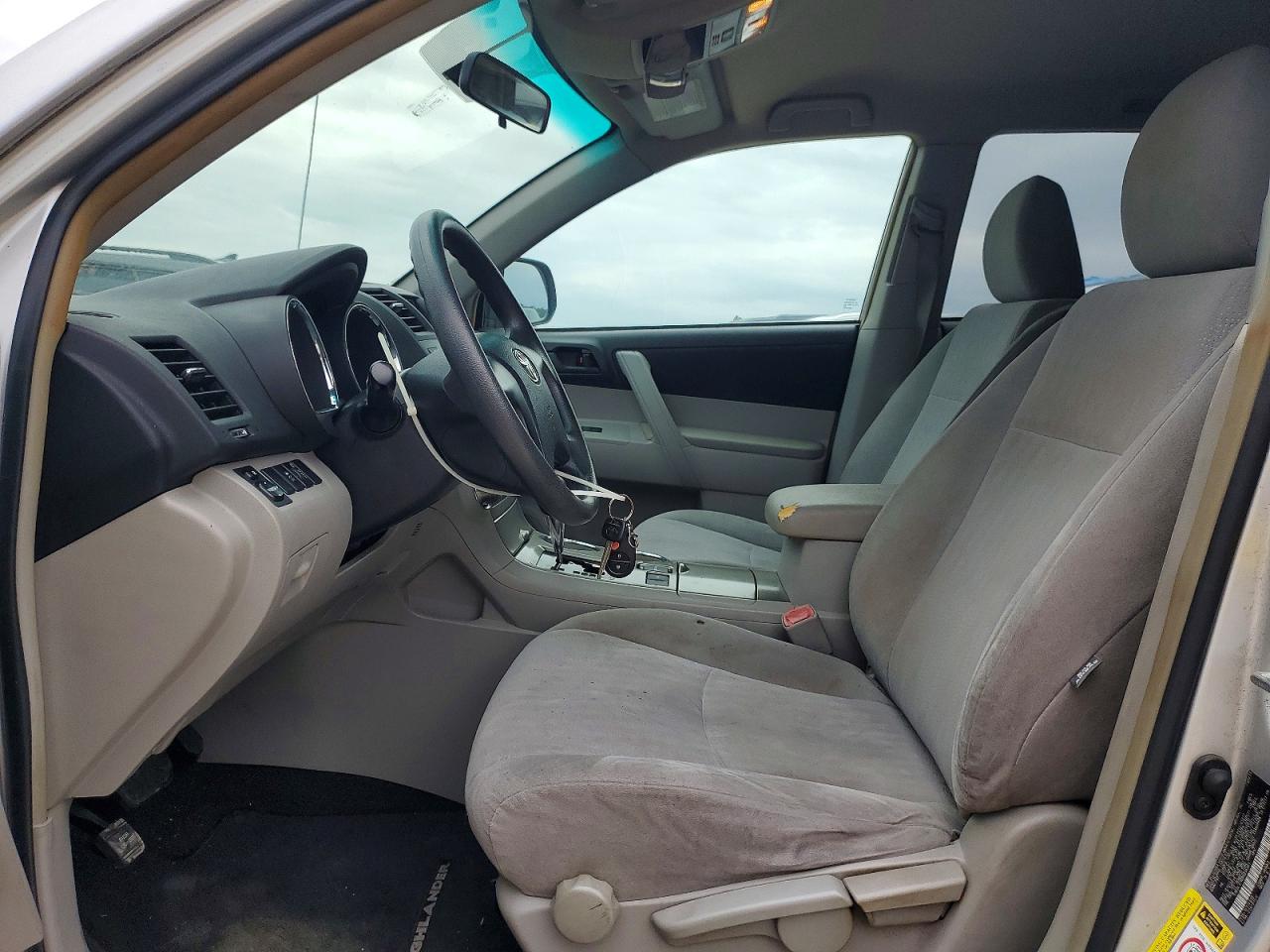 2011 Toyota Highlander Base Silver vin: 5TDZK3EH8BS034351