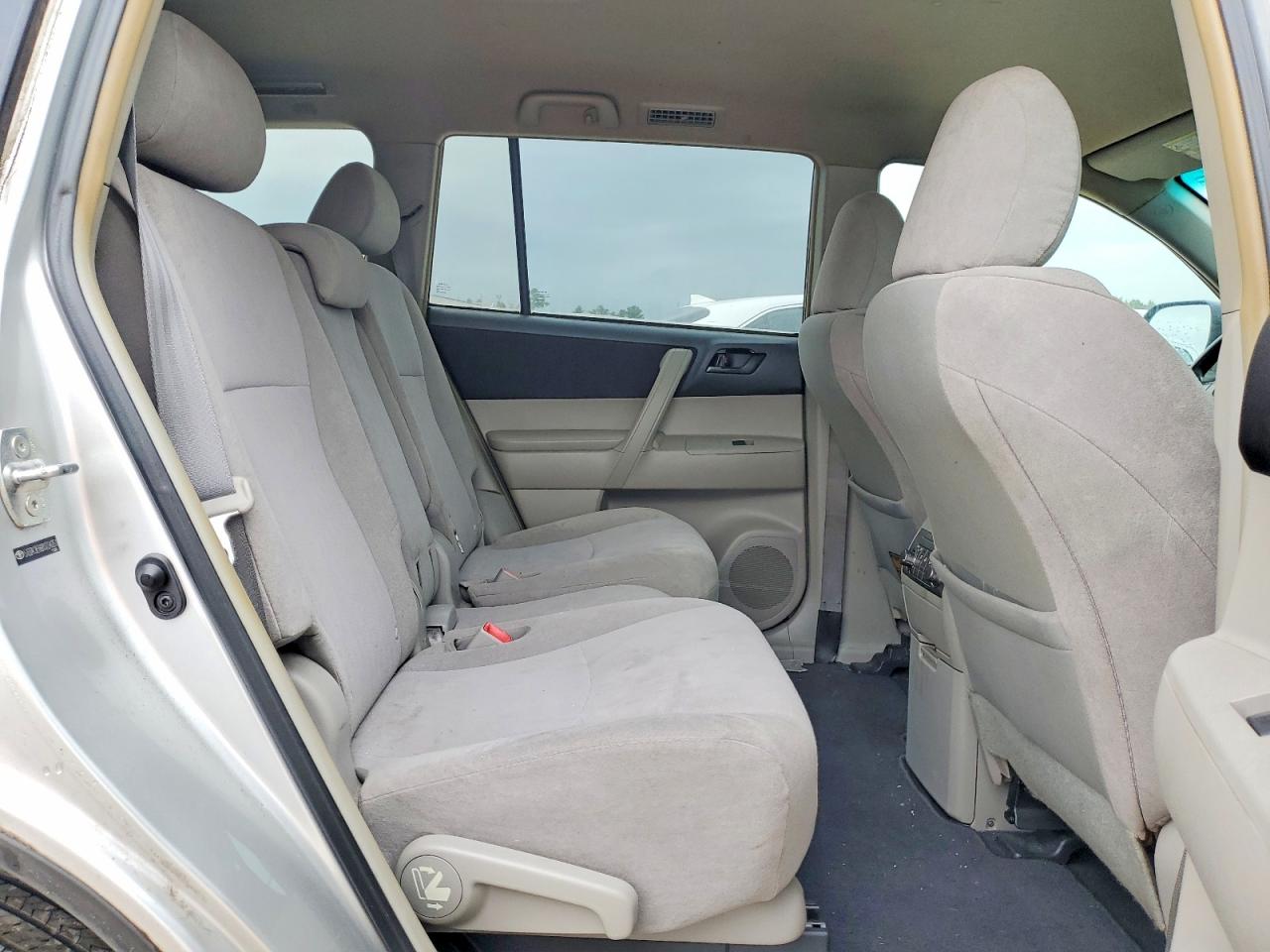 2011 Toyota Highlander Base Silver vin: 5TDZK3EH8BS034351