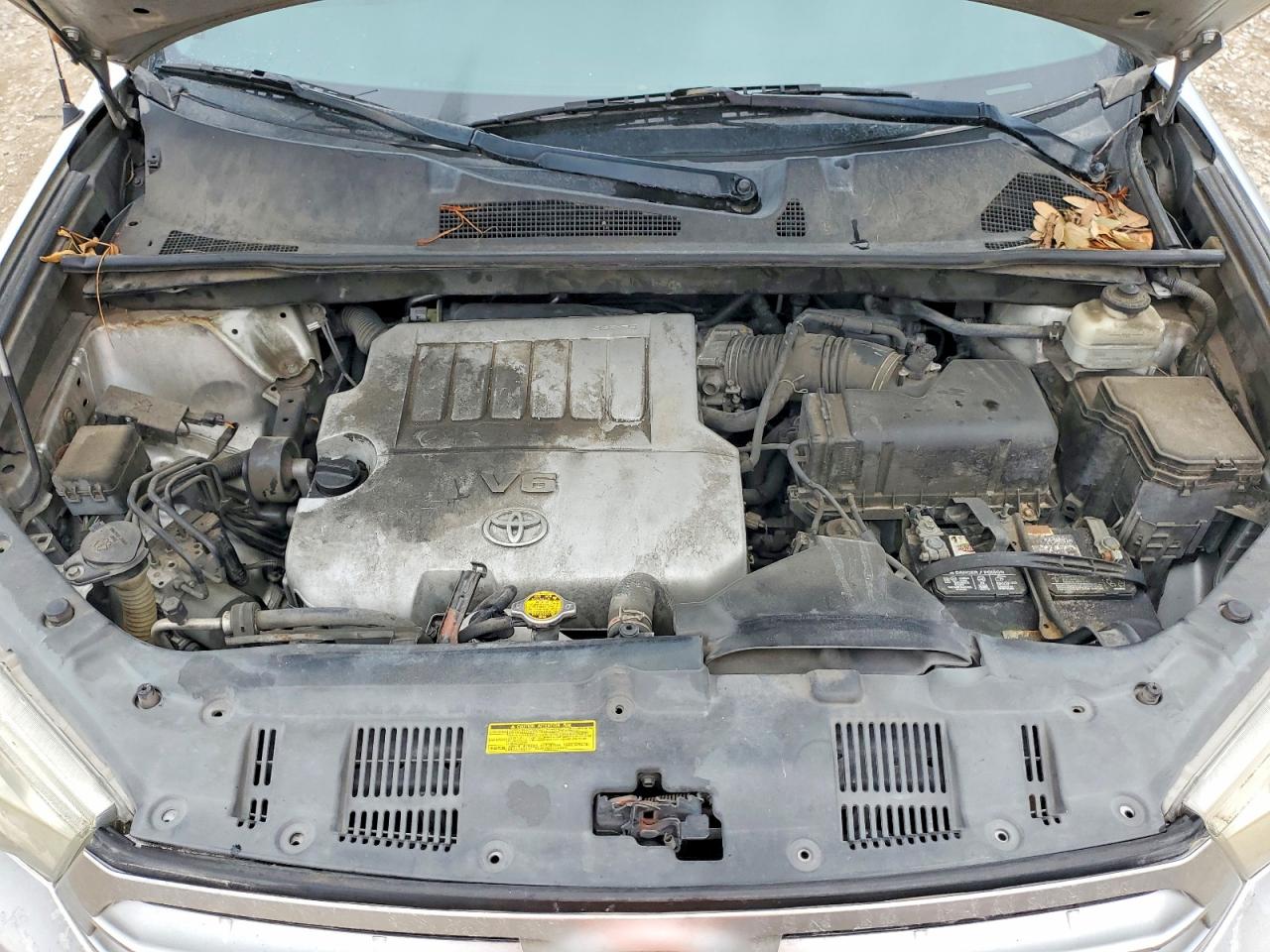 2011 Toyota Highlander Base Silver vin: 5TDZK3EH8BS034351