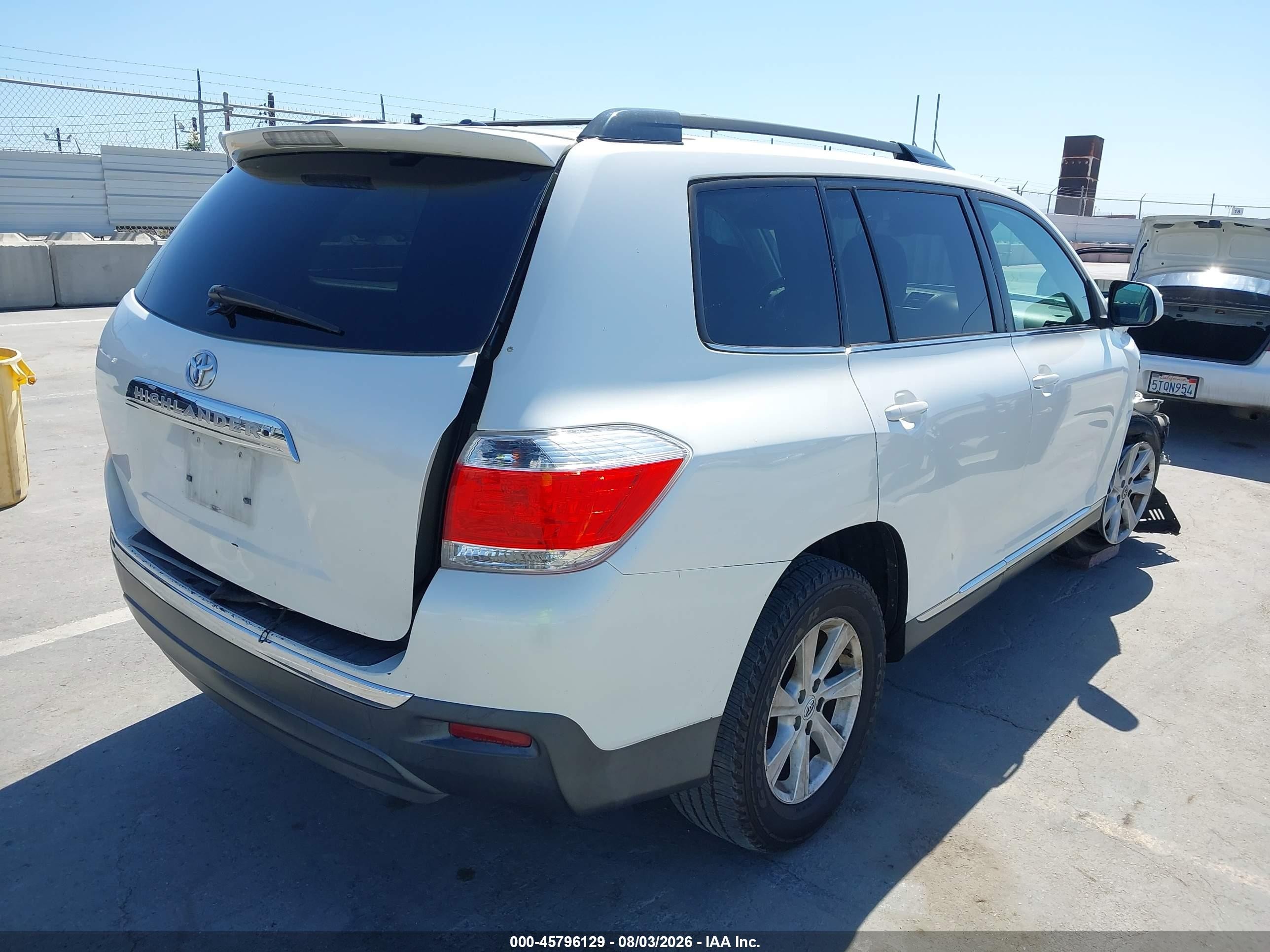 2012 Toyota Highlander Base V6 White vin: 5TDZK3EH8CS055220